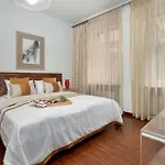 Tasteful Near The Center In By Renters Apartmán