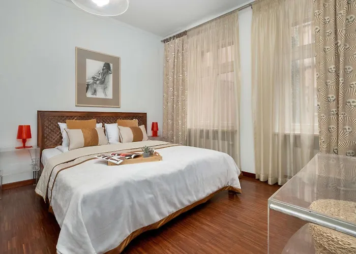 Tasteful Near The Center In By Renters Apartament